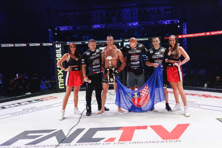 Pažnju su na MMA spektaklu u Bugojnu privlačile i atraktivne ring djevojke