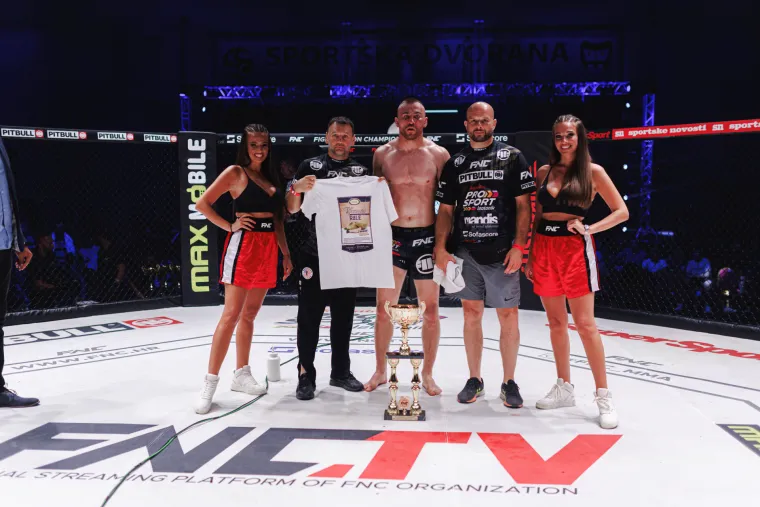 Pažnju su na MMA spektaklu u Bugojnu privlačile i atraktivne ring djevojke