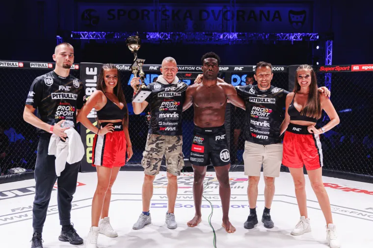 Pažnju su na MMA spektaklu u Bugojnu privlačile i atraktivne ring djevojke