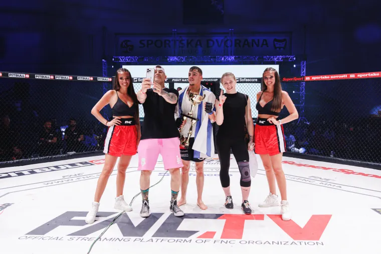 Pažnju su na MMA spektaklu u Bugojnu privlačile i atraktivne ring djevojke