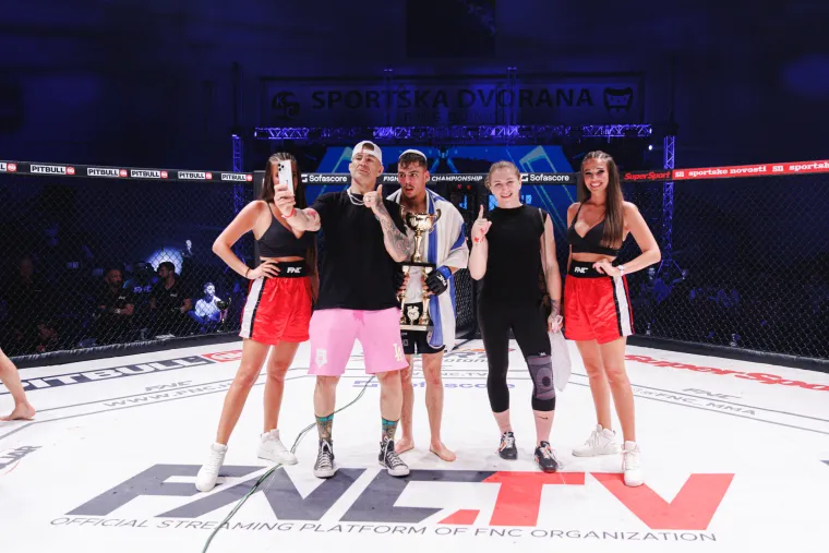 Pažnju su na MMA spektaklu u Bugojnu privlačile i atraktivne ring djevojke