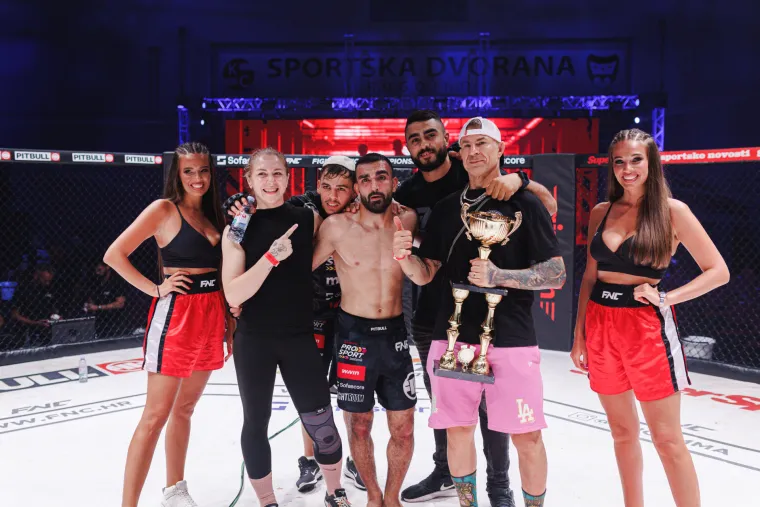 Pažnju su na MMA spektaklu u Bugojnu privlačile i atraktivne ring djevojke