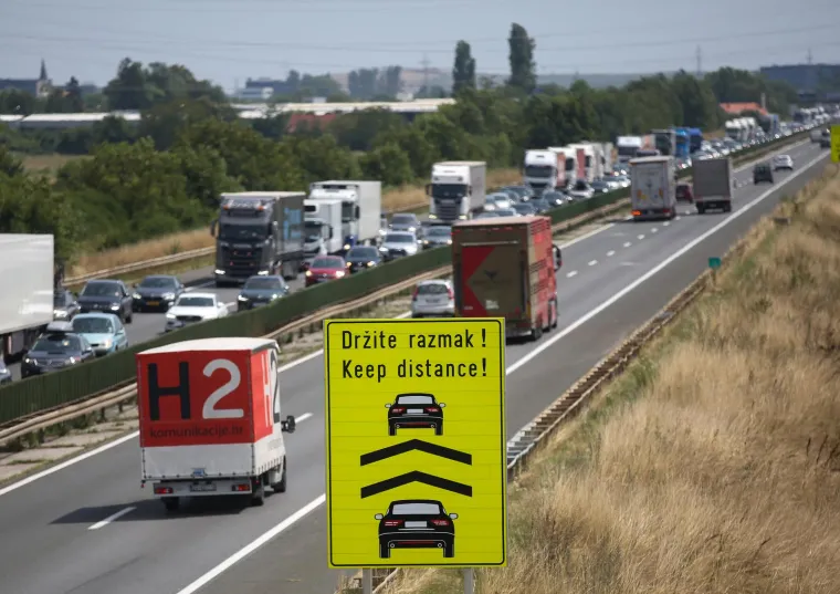 Pogledajte kilometarske kolone pred naplatnom postajom Lučko