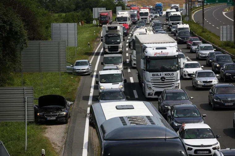 Pogledajte kilometarske kolone pred naplatnom postajom Lučko