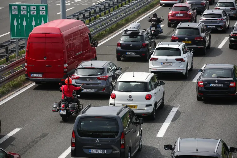 Pogledajte kilometarske kolone pred naplatnom postajom Lučko