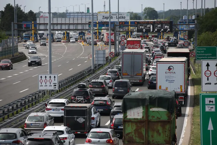 Pogledajte kilometarske kolone pred naplatnom postajom Lučko