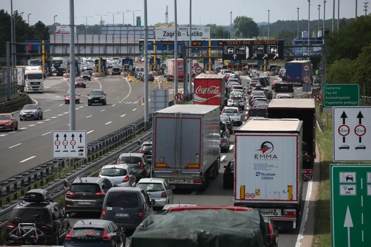 Pogledajte kilometarske kolone pred naplatnom postajom Lučko