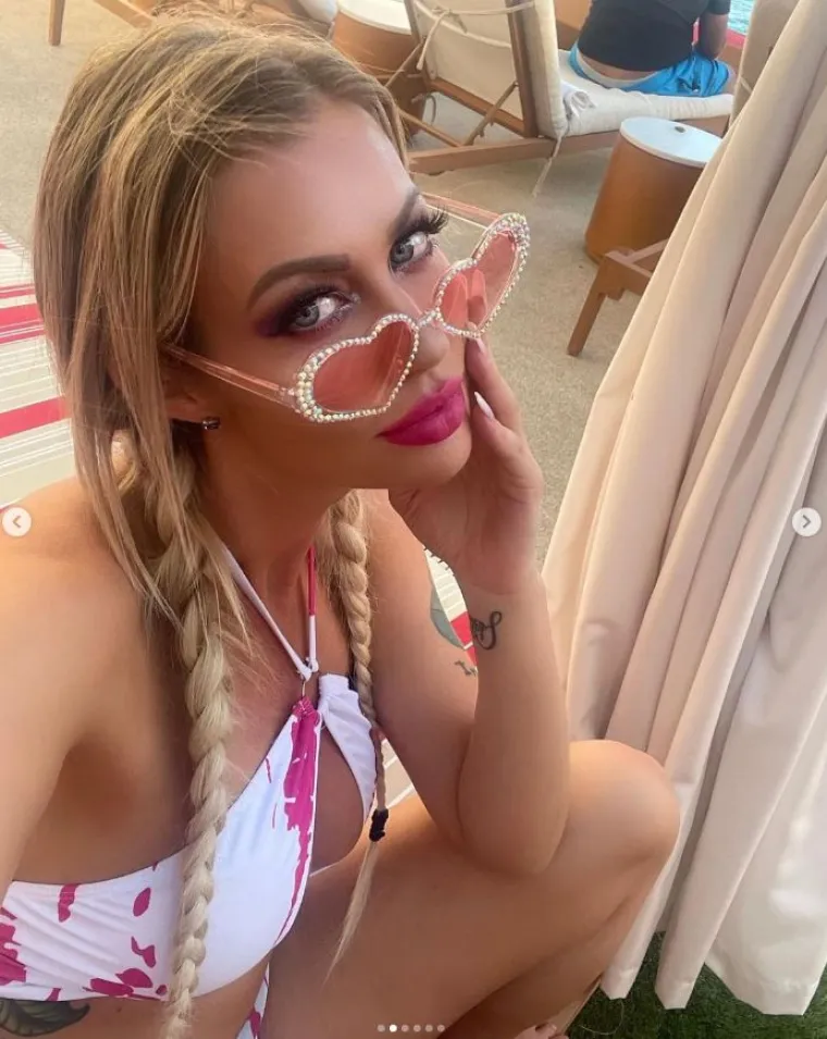 Ariel je također otkrila da se s izlaskom filma &quot;Barbie&quot; povećao broj muškaraca koji imaju Barbie fetiš. &quot;Ljudi trenutno imaju Barbie groznicu diljem svijeta, a to se uzbuđenje proteže i na industriju za odrasle. Moje su rezervacije za igranje seksualnih uloga svakako u porastu i za to mogu zahvaliti novom filmu Margot Robbie. Film puni blagajne u kinima, a ljudi bi mogli ostati iznenađeni kada saznaju da će i seksualne radnice zaraditi zbog velikog uspjeha filma&quot;, ispričala je.