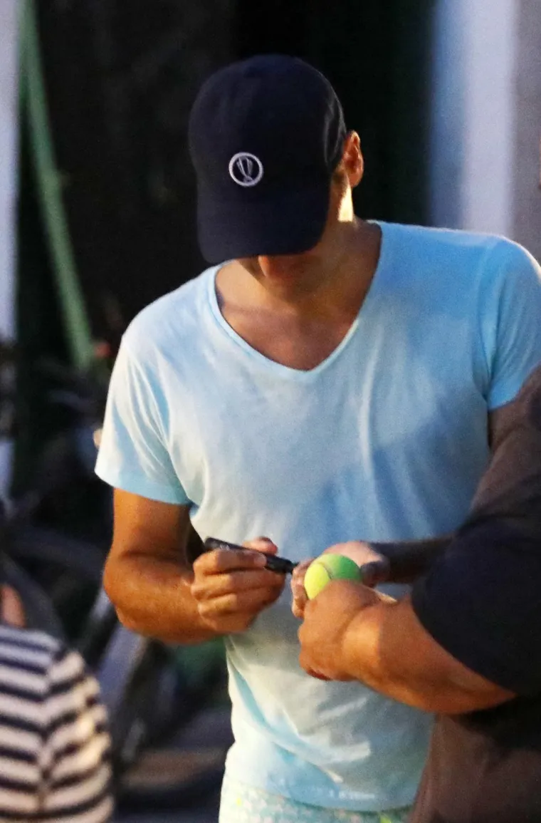 Nakon Novaka Đokovića, u Hrvatsku stigao i Roger Federer. Odmah ga okružili fanovi, on spremno pozirao i dijelio autograme