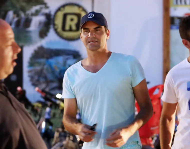 Nakon Novaka Đokovića, u Hrvatsku stigao i Roger Federer. Odmah ga okružili fanovi, on spremno pozirao i dijelio autograme