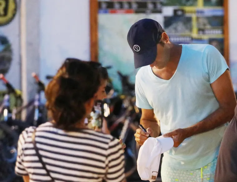 Nakon Novaka Đokovića, u Hrvatsku stigao i Roger Federer. Odmah ga okružili fanovi, on spremno pozirao i dijelio autograme