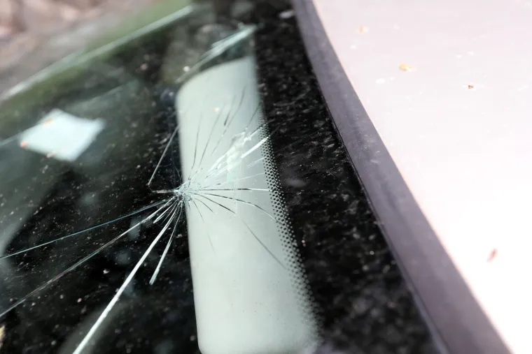 Tuča izbombardirala automobile u Omišlju i Dramlju. Led razbijao šajbe, neki se štili dekicama