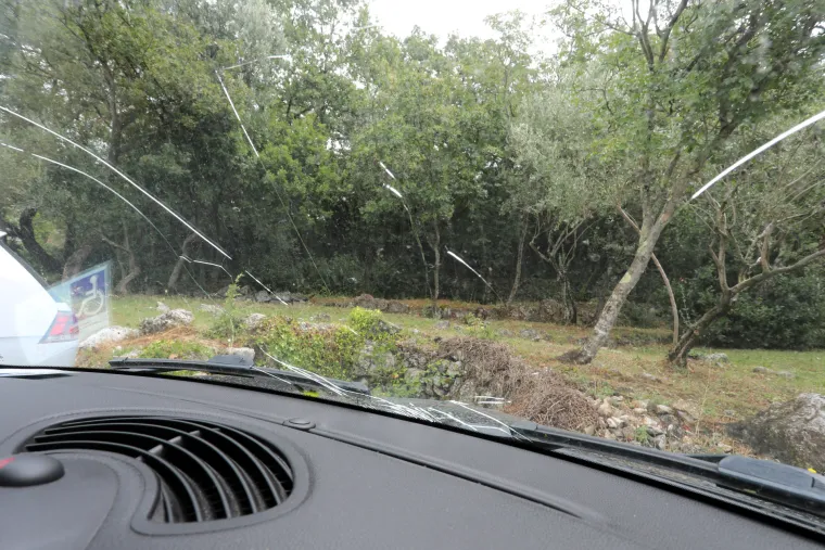 Tuča izbombardirala automobile u Omišlju i Dramlju. Led razbijao šajbe, neki se štili dekicama