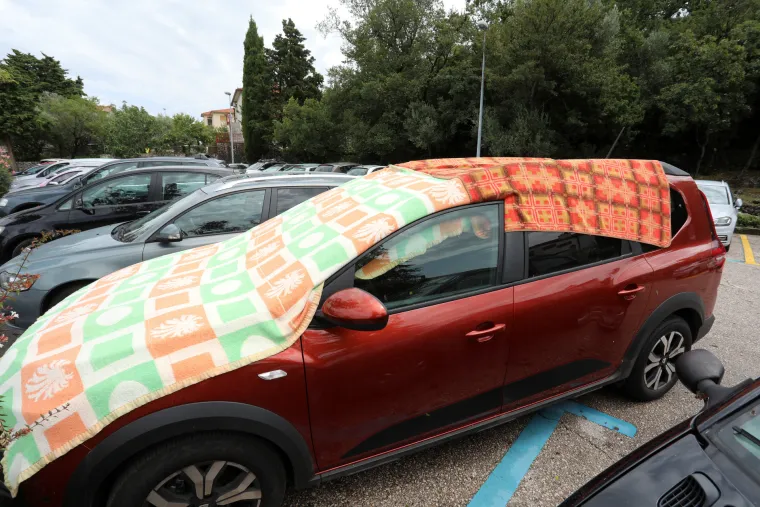 Tuča izbombardirala automobile u Omišlju i Dramlju. Led razbijao šajbe, neki se štili dekicama