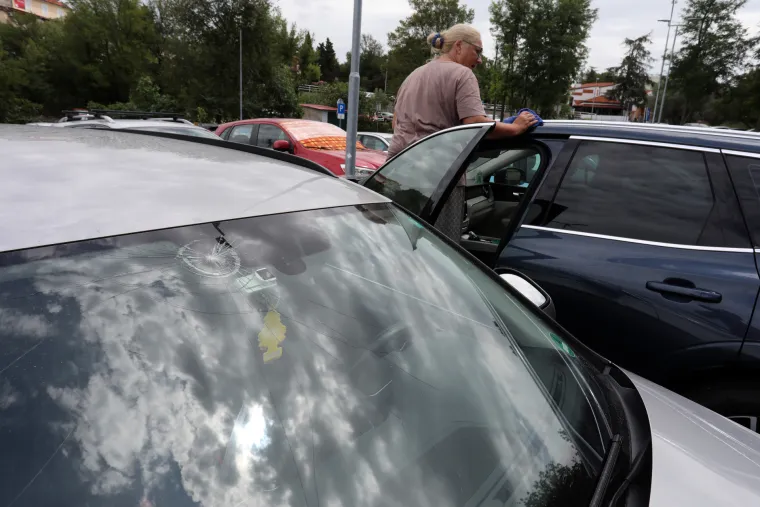 Tuča izbombardirala automobile u Omišlju i Dramlju. Led razbijao šajbe, neki se štili dekicama