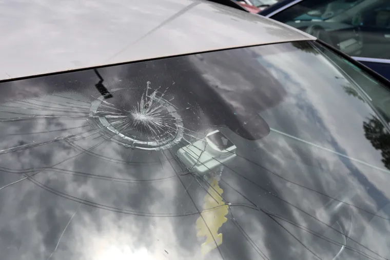 Tuča izbombardirala automobile u Omišlju i Dramlju. Led razbijao šajbe, neki se štili dekicama