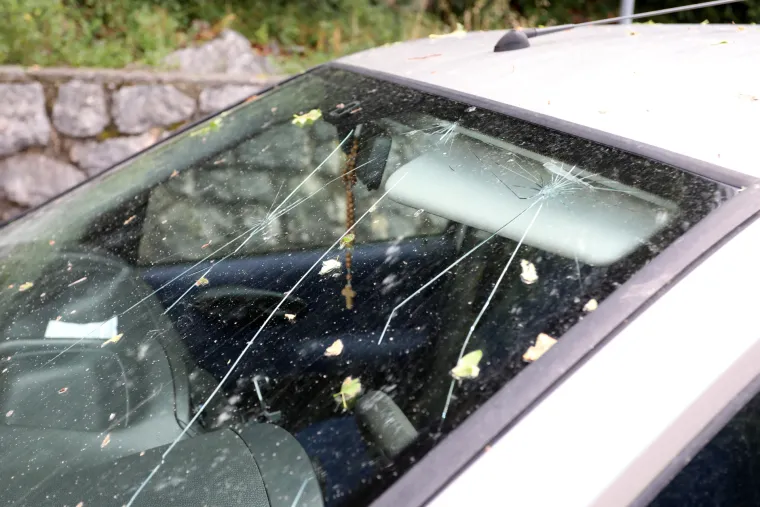 Tuča izbombardirala automobile u Omišlju i Dramlju. Led razbijao šajbe, neki se štili dekicama