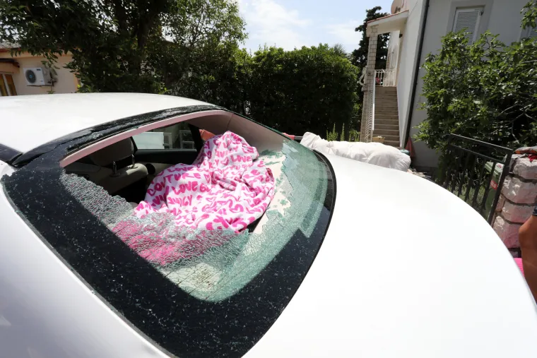 Tuča izbombardirala automobile u Omišlju i Dramlju. Led razbijao šajbe, neki se štili dekicama