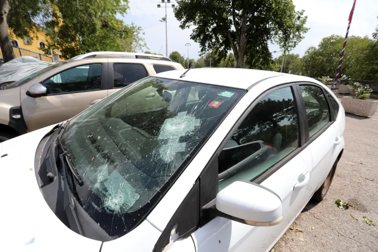 Tuča izbombardirala automobile u Omišlju i Dramlju. Led razbijao šajbe, neki se štili dekicama