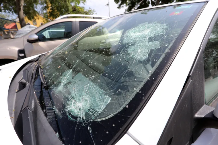 Tuča izbombardirala automobile u Omišlju i Dramlju. Led razbijao šajbe, neki se štili dekicama