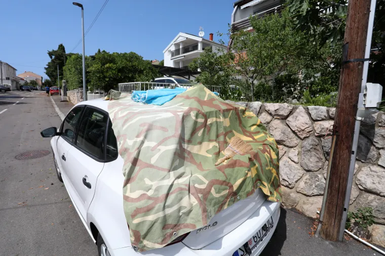 Tuča izbombardirala automobile u Omišlju i Dramlju. Led razbijao šajbe, neki se štili dekicama