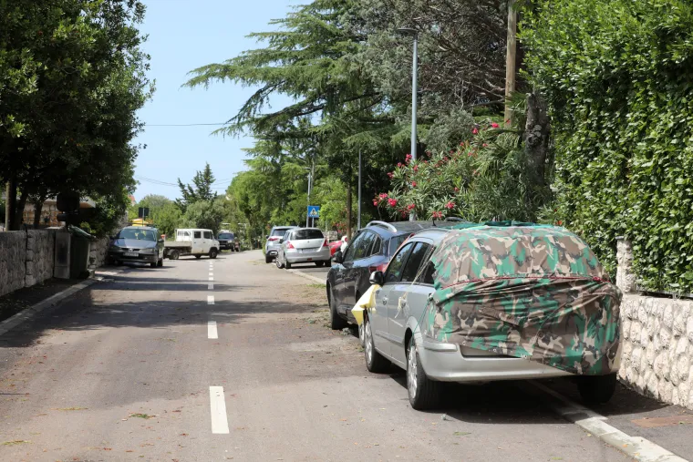 Tuča izbombardirala automobile u Omišlju i Dramlju. Led razbijao šajbe, neki se štili dekicama
