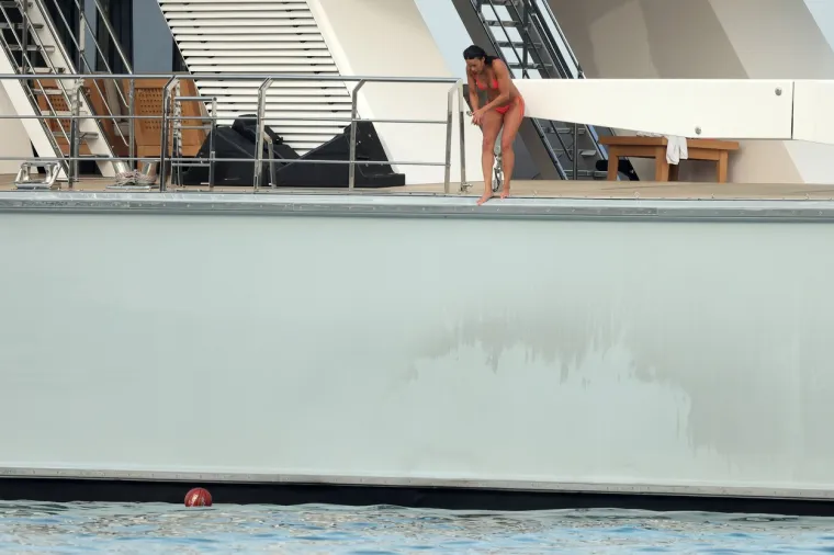 Slavna ljepotica muku mučila s minijaturnim bikinijem: Prvo joj ispao 'bauštelski dekolte', a onda i bradavica