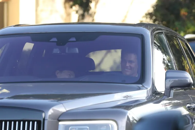 Nedavno su mediji izvje&scaron;tavali o njenoj kratkoj romansi s NFL zvijezdom Tomom Bradyjem tijekom ljeta 2024. godine, no izvori navode da su prekinuli početkom ove godine.