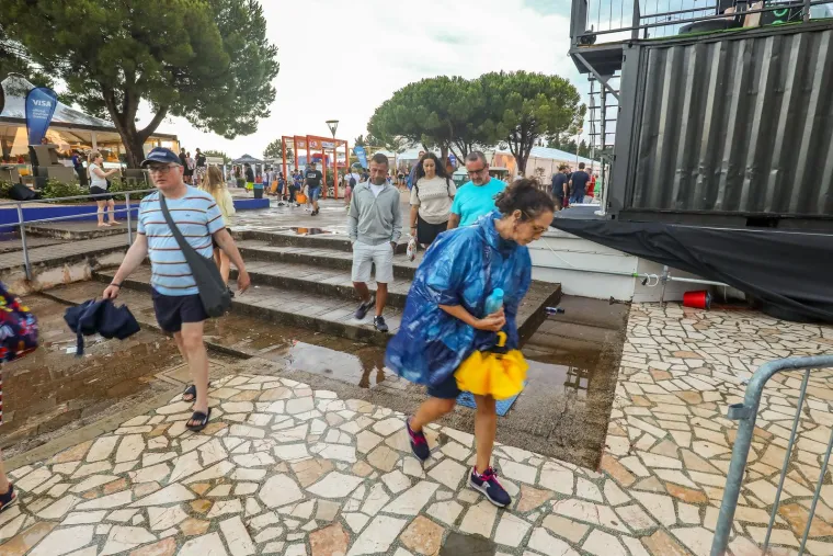 Nevrijeme s obilnom kišom i snažnim vjetrom pogodilo Umag: Pogledajte kako nakon njega izgleda kompleks ATP turnira