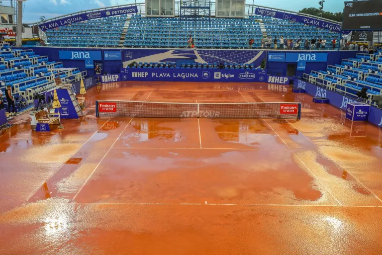 Nevrijeme s obilnom kišom i snažnim vjetrom pogodilo Umag: Pogledajte kako nakon njega izgleda kompleks ATP turnira