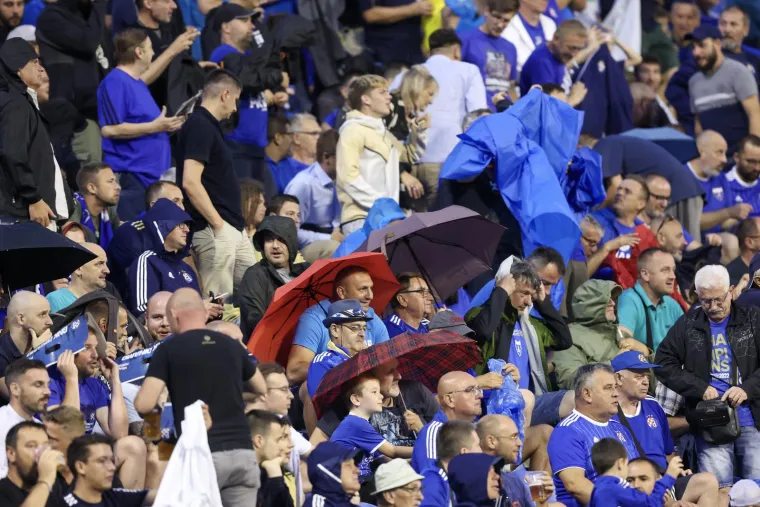 To je taj 'komfor' na Maksimiru: Plati&scaron; 25 eura za ulaznicu pa kisne&scaron; jer samo je loža natkrivena