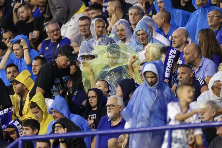 To je taj 'komfor' na Maksimiru: Plati&scaron; 25 eura za ulaznicu pa kisne&scaron; jer samo je loža natkrivena