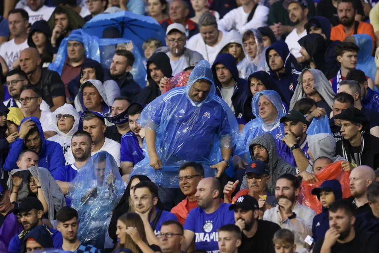 To je taj 'komfor' na Maksimiru: Plati&scaron; 25 eura za ulaznicu pa kisne&scaron; jer samo je loža natkrivena