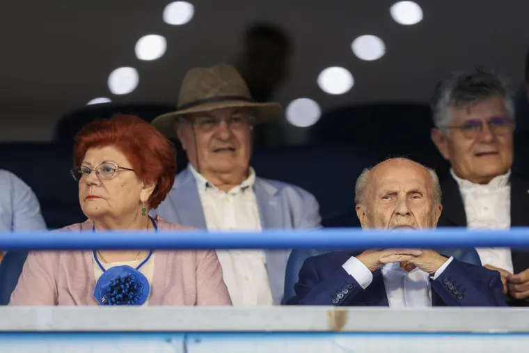 To je taj 'komfor' na Maksimiru: Plati&scaron; 25 eura za ulaznicu pa kisne&scaron; jer samo je loža natkrivena