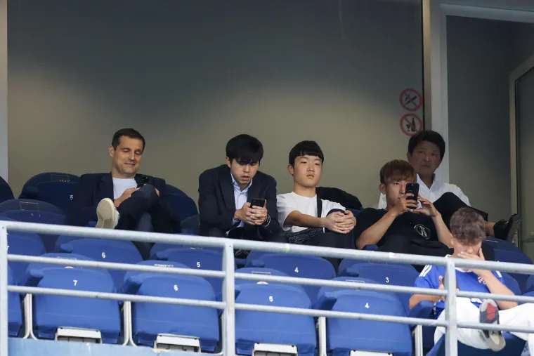 To je taj 'komfor' na Maksimiru: Plati&scaron; 25 eura za ulaznicu pa kisne&scaron; jer samo je loža natkrivena