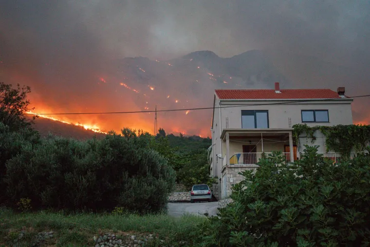 Vatrena stihija nije došla do kuća, ali vjetar odmaže gasiteljima