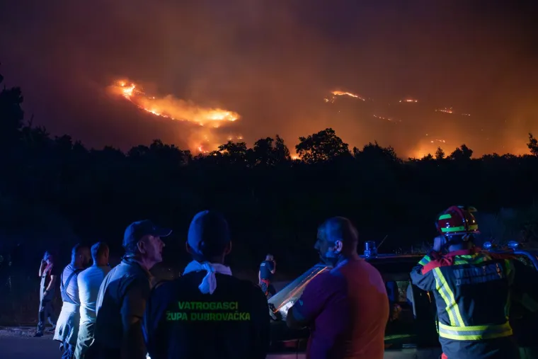 Vatrena stihija nije došla do kuća, ali vjetar odmaže gasiteljima