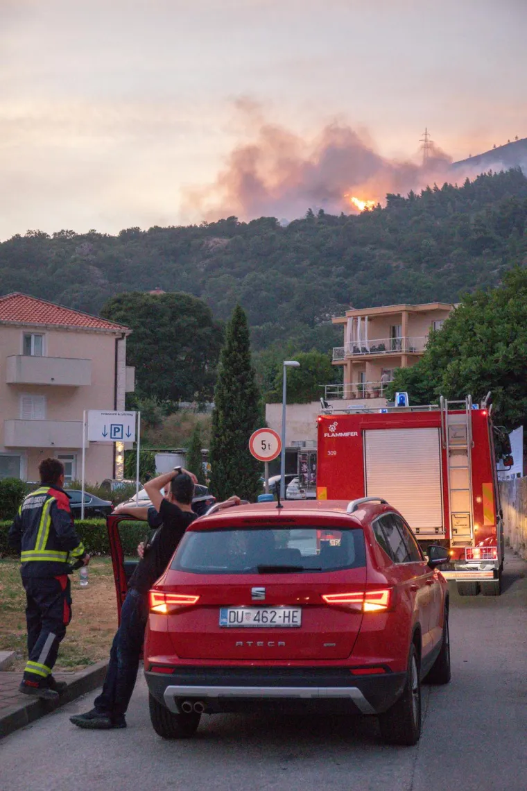 Vatrena stihija nije došla do kuća, ali vjetar odmaže gasiteljima