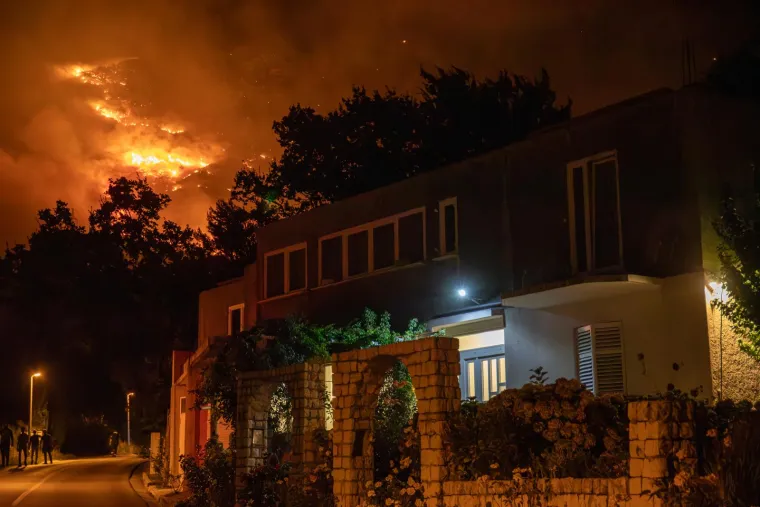 Vatrena stihija nije došla do kuća, ali vjetar odmaže gasiteljima