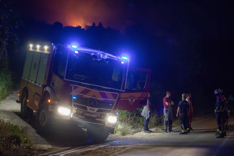 Vatrena stihija nije došla do kuća, ali vjetar odmaže gasiteljima