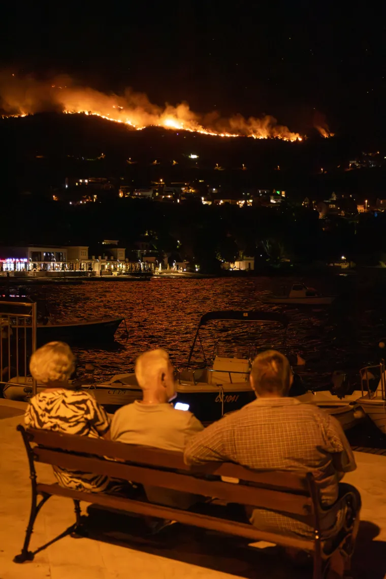 Stra&scaron;an požar u Dubrovniku ne staje. Vjetar otežava situaciju, odjekuju detonacije. U utorak je oko 23 sata na terenu bilo 150 vatrogasaca. Zbog požara je do&scaron;lo do pote&scaron;koća u prometu na Jadranskoj magistrali (DC8).  