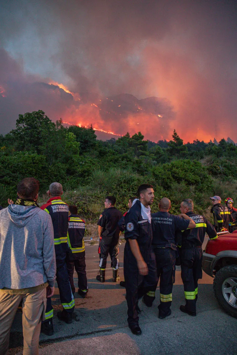 Stra&scaron;an požar u Dubrovniku ne staje. Vjetar otežava situaciju, odjekuju detonacije. U utorak je oko 23 sata na terenu bilo 150 vatrogasaca. Zbog požara je do&scaron;lo do pote&scaron;koća u prometu na Jadranskoj magistrali (DC8).  