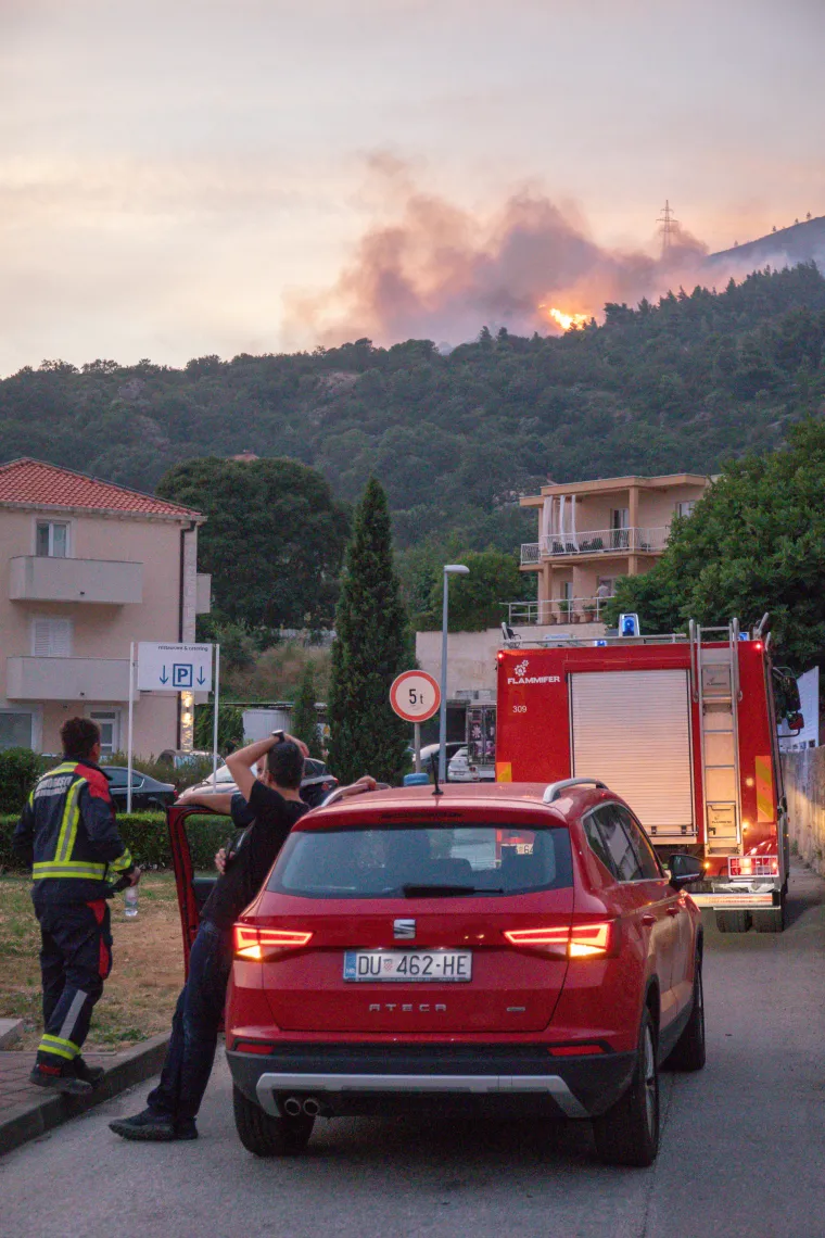 Stra&scaron;an požar u Dubrovniku ne staje. Vjetar otežava situaciju, odjekuju detonacije. U utorak je oko 23 sata na terenu bilo 150 vatrogasaca. Zbog požara je do&scaron;lo do pote&scaron;koća u prometu na Jadranskoj magistrali (DC8).  
