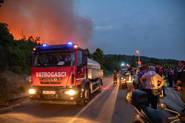 Stra&scaron;an požar u Dubrovniku ne staje. Vjetar otežava situaciju, odjekuju detonacije. U utorak je oko 23 sata na terenu bilo 150 vatrogasaca. Zbog požara je do&scaron;lo do pote&scaron;koća u prometu na Jadranskoj magistrali (DC8).  