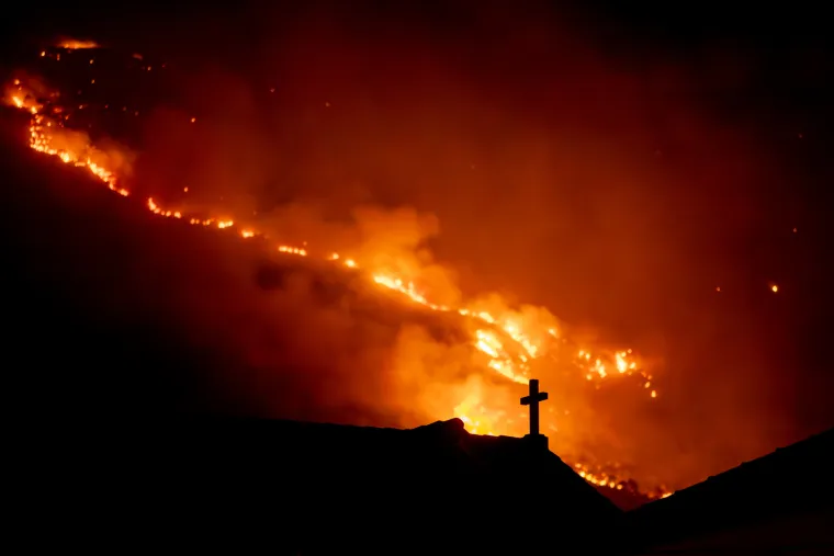 Stra&scaron;an požar u Dubrovniku ne staje. Vjetar otežava situaciju, odjekuju detonacije. U utorak je oko 23 sata na terenu bilo 150 vatrogasaca. Zbog požara je do&scaron;lo do pote&scaron;koća u prometu na Jadranskoj magistrali (DC8).  
