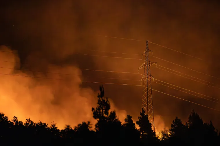 Stra&scaron;an požar u Dubrovniku ne staje. Vjetar otežava situaciju, odjekuju detonacije. U utorak je oko 23 sata na terenu bilo 150 vatrogasaca. Zbog požara je do&scaron;lo do pote&scaron;koća u prometu na Jadranskoj magistrali (DC8).  