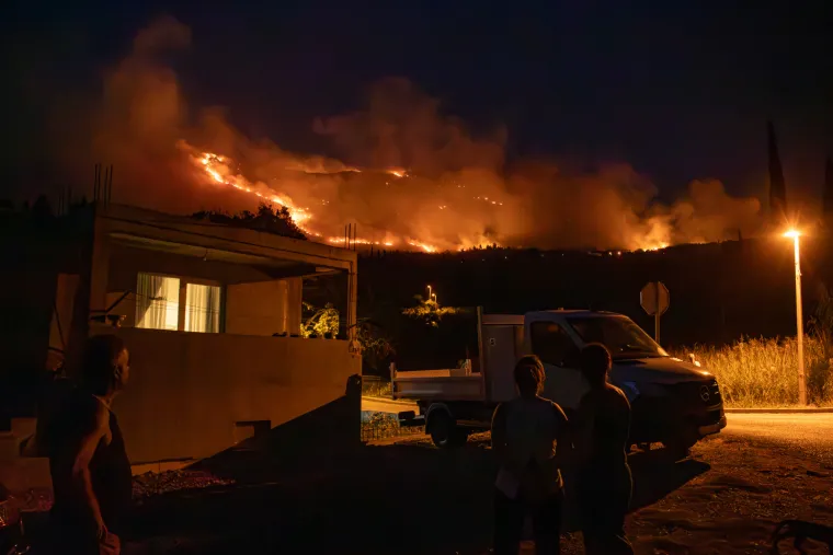 Stra&scaron;an požar u Dubrovniku ne staje. Vjetar otežava situaciju, odjekuju detonacije. U utorak je oko 23 sata na terenu bilo 150 vatrogasaca. Zbog požara je do&scaron;lo do pote&scaron;koća u prometu na Jadranskoj magistrali (DC8).  
