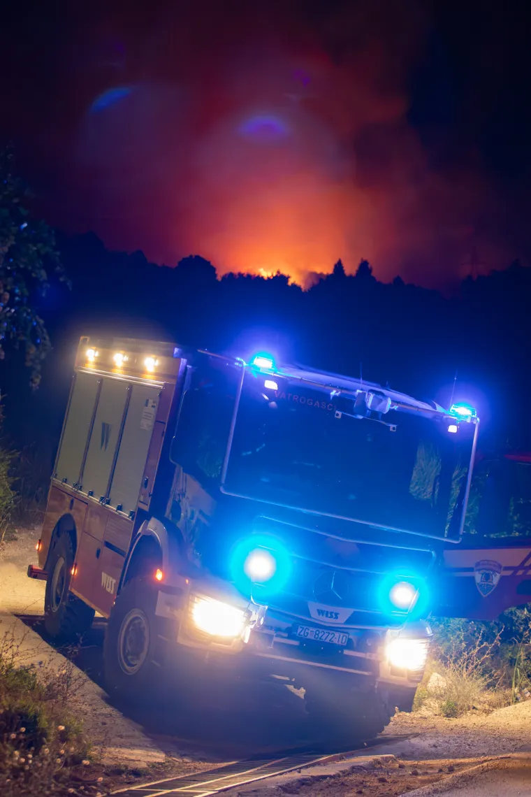 Stra&scaron;an požar u Dubrovniku ne staje. Vjetar otežava situaciju, odjekuju detonacije. U utorak je oko 23 sata na terenu bilo 150 vatrogasaca. Zbog požara je do&scaron;lo do pote&scaron;koća u prometu na Jadranskoj magistrali (DC8).  