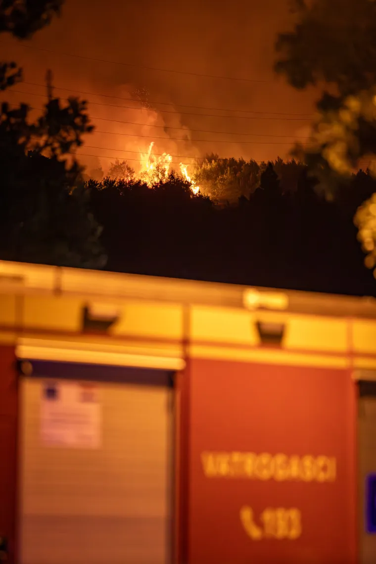 Stra&scaron;an požar u Dubrovniku ne staje. Vjetar otežava situaciju, odjekuju detonacije. U utorak je oko 23 sata na terenu bilo 150 vatrogasaca. Zbog požara je do&scaron;lo do pote&scaron;koća u prometu na Jadranskoj magistrali (DC8).  