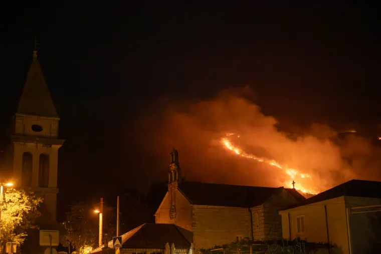 Stra&scaron;an požar u Dubrovniku ne staje. Vjetar otežava situaciju, odjekuju detonacije. U utorak je oko 23 sata na terenu bilo 150 vatrogasaca. Zbog požara je do&scaron;lo do pote&scaron;koća u prometu na Jadranskoj magistrali (DC8).  